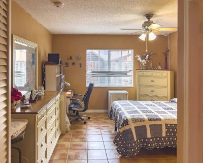 Pet friendly, 420 friendly, Human friendly. Private room with private bathroom.Central Location, Hi-Speed Wifi (100+), Delivery Services and Transport.Shopping (WalMart, Apple, Best Buy, Publix, Home Depot, Bed Bath & Beyond, Dadeland Mall, Dolphin Mall, Target...) 20 minutes max.Sushi, pizza, coffee, Chinese food, tacos, hamburgers, fried chicken, gourmet, pita, roast, steak, Latin, French fri...