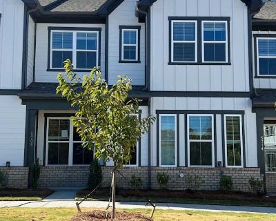 Private room with shared bathroom in a Townhouse, Harrisburg, NC 28215
