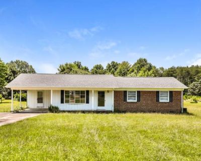 3 Bedroom 2BA 1452 ft Pet-Friendly Apartment For Rent in Guilford County, NC