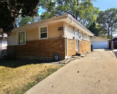 2 Bedroom 1BA 768 ft House For Rent in Waukegan, IL