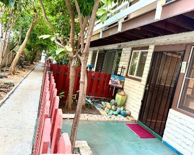 Furnished Room for Rent - Waikiki Charming 1 BR with parking