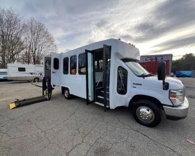 2016 Ford E350 Super Duty Cutaway Cutaway Van 2D