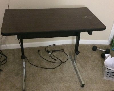 Adjustable height computer desk