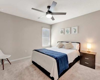 Private room with shared bathroom in a Townhouse with 1 roomie