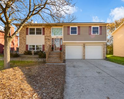 3 Bedroom 2BA 1197 ft Single Family House For Sale in Hoffman Estates, IL