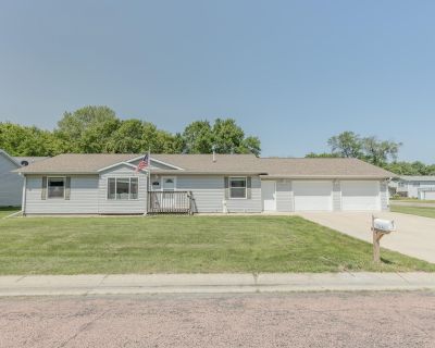3 Bedroom 2BA 1516 ft Single Family House For Sale in Spirit Lake, IA