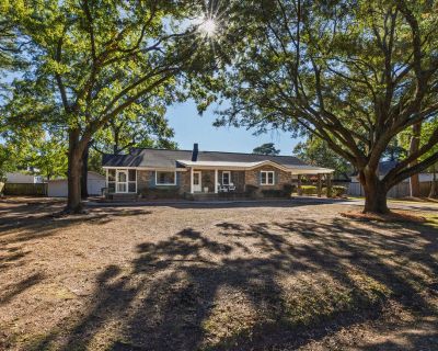 3 Bedroom 3BA 1736 ft Single Family Home For Sale in Charleston, SC