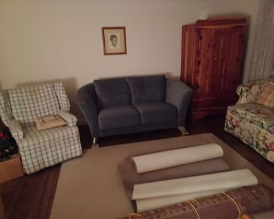 Semi-private semi-furnished room with large windows, armoire, shared bathroom, kitchen & laundry access, fiber optic broadband with wi-fi, exterior deck overlooking the woods, & relative solitude! Located in beautiful Wild Horse Creek Valley showcasing horse farms & on the border of Babler State Park! Just a short 10 minute drive to Chesterfield Valley amenities, outdoor outlet mall, fast food,...