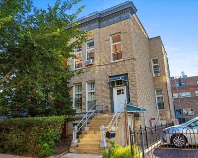 229 S Racine Ave Unit 2. Beautifully renovated 2 bed/ 2 bath plus den in vibrant West Loop. This massive top floor apartment features a completely restored 1500 sq ft floorplan with soaring ceilings, and abundant natural light throughout. Generously sized bedrooms are accompanied by abundant closet space with the primary suite offering two large closets. Theres a large multifunctional room that...