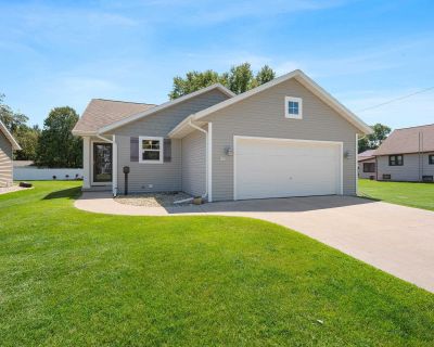 4 Bedroom 2BA 2078 ft Single Family House For Sale in Oshkosh, WI