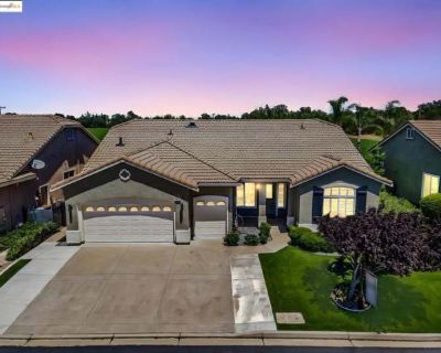 2 Bedroom 2.5BA 2195 ft Apartment For Rent in Brentwood, CA