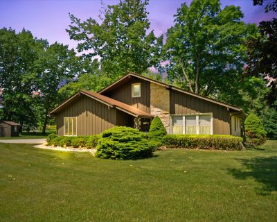 3 Bedroom 2BA 1661 ft Single Family House For Sale in Hubertus, WI