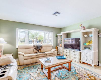 2 Bedroom 2BA Pet-Friendly House Vacation Rental in Flamingo Bungalow, Bokeelia, FL