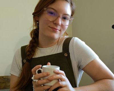 Im 20, im looking for a room. I moved to the Hendersonville area back in June from virginia. I work a good bit, pretty clean, and usually pretty quiet. I'd prefer female roommates.I like cooking and baking for people and would love to share,I enjoy adventures such as hiking and other outdoor activities,i love photography, and i have a small business aswell.