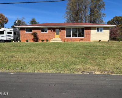 385 Lakeside Drive. Property for Rent in Kingsport, TN for $2,400 with 4 bedrooms and 2 full baths. This 1,766 square foot property was built in 1967 on a lot size of 0.35.. Remodeled brick ranch with lake views. 4 bedroom, 2 bath, living room, dining area, updated kitchen. New hardwood flooring throughout, tile in bath rooms. Renter/renters agent to verify all information.. Parking Features Dr...