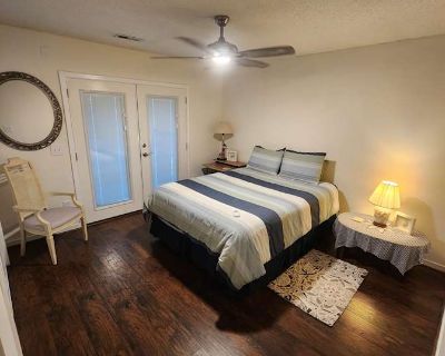 Private room with own bathroom in a House with 2 roomies, Wilmington, NC 28405