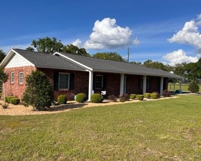 4 Bedroom 2BA 1300 ft Furnished Pet-Friendly Apartment For Rent in Marion County, FL