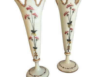 19th Century Louis XV Style Custard Glass Pair of Vases -2