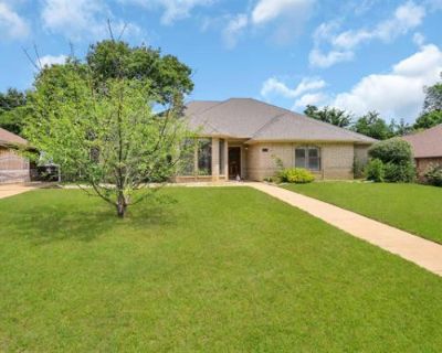 3 Bedroom 2BA 2135 ft Single Family Home For Sale in Grapevine, TX