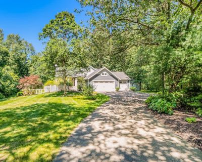 4 Bedroom 3BA Pet-Friendly House Vacation Rental in Borrowed Thyme, Saugatuck, MI