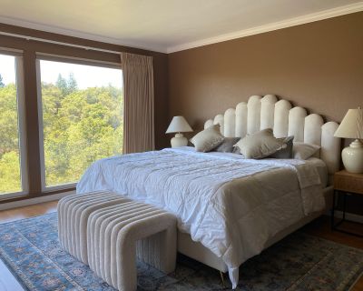 This listing is a mid term rental (30 days or longer) on https://homads.com/. This stylish place to stay is perfect for group trips or a family that needs to stay in Folsom for 30 days or more. Located very close by the old town and the Folsom Lake. All amenities and bills are included, Enjoy a peaceful stay at our community with stunning view on a famous trail. Hinkle Creek Nature Area is a th...