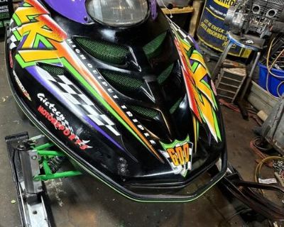 1996 Arctic cat ZRT 600 with stinger pipes very fast with 1-1/4 paddle track