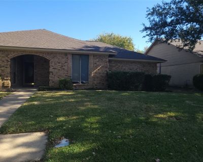 2 Bedroom 2BA 1350 ft Single Family House For Rent in Grapevine, TX