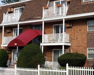 LUXURY 1-bedroom, 1-bath Condo. Pine Hill Condominiums, Mount Vernon. Near the South Lawrence / N