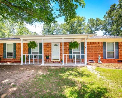 4 Bedroom 3BA 2277 ft Single Family House For Sale in Hot Springs, AR