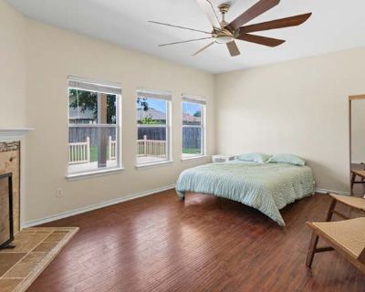 Private room with shared bathroom in a House with 7 roomies, Manor, TX 78653