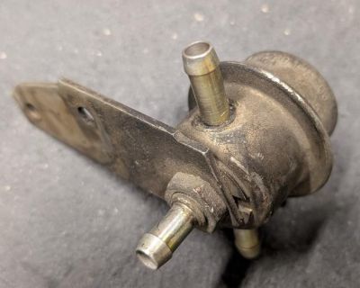 Fuel pressure regulator and bracket