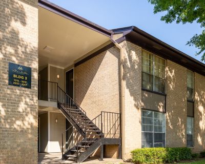 2 Bedroom 1.5BA 867 ft Pet-Friendly Apartment For Rent in Dallas, TX