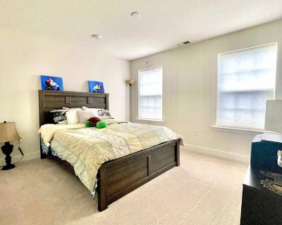 Private room with own bathroom in a House with 2 roomies, Tinton Falls, NJ 07724