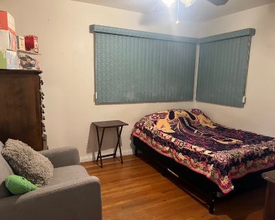 Total rooms: 3. Deposit: $500.00 * Utilities included?: Yes * Fees apply?: No. References required. No preference. Non-smoking. Not for couples. Furnishings: Furnished * Parking: Yes * Garage: Yes * Yard/patio: Yes * Balcony/roof terrace: No * Disabled access: No * Living room: shared * Broadband included: Yes. Availability Available Now Minimum term 3 months Maximum term None. I have a room fo...