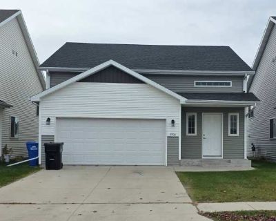 3 Bedroom 2BA 1865 ft Pet-Friendly Apartment For Rent in Fargo, ND