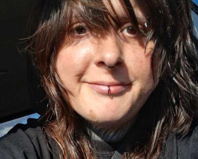 Private room with shared bathroom in a House with 2 roomies