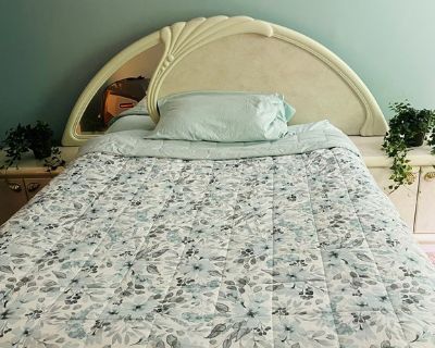 Minimum stay: 1 month. Deposit: 1000. Bills included. Age preference: 18 - 70. Available for students. Beautiful condo property with three bedrooms. The room up for rent is on the ground floor, very spacious with a big window for lots of natural light, looks onto a lush green backyard. The room is fully furnished with a queen bed, mattress, bed stands, in-room closet, shelved rack in the room. ...