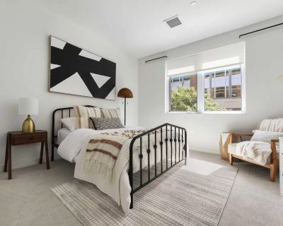 The Smithfield - Private Room (2 Bed 2 Bath) - B (Has an Apartment). Room in the 1 Bedroom...