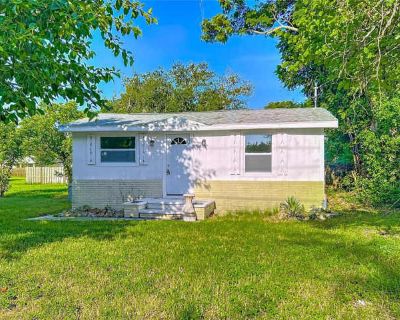 2 Bedroom 1BA 744 ft Apartment For Rent in Nokomis, FL