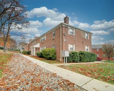 2 Bedroom 1BA Condo For Sale in Parsippany-Troy Hills Twp., NJ