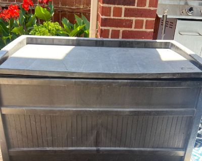H143 Outdoor storage container