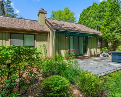 3 Bedroom 2BA 1716 ft Condo For Sale in Southbury, CT