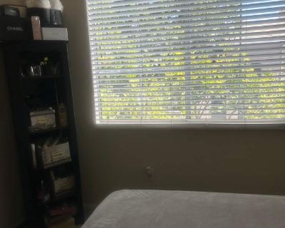Private room with shared bathroom in an apartment with 2 roomies