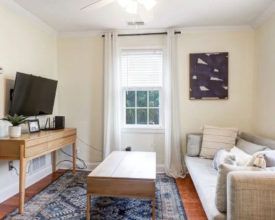 Lease term: Month to Month. $1800/month 1 Month Security Deposit. Furnished Rental. Welcome to this charming, pet-friendly, second floor condo located in the heart of downtown Charleston. Ideally situated right next to MUSC and a quick walk to King St. this 1-bed, 1-bath furnished monthly rental with utilities included is perfect for traveling medical professionals, students, corporate relocati...