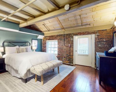 Modern 2-bedroom apartment in the vibrant Faneuil Hall area (Has an Apartment). Room in the...