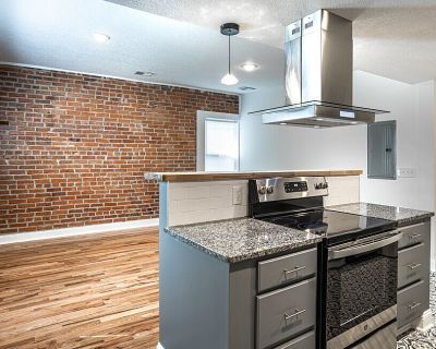 3605 Summit St #9. Step into a residence where historic charm meets modern convenience. These extra-large, fully renovated 1 and 2-bedroom apartments offer an unparalleled living experience, boasting over 725 sq. ft. of bright, open living space. Apartment Features You'll Love\nSpacious & Stylish: Enjoy a sophisticated urban feel with exposed brick accent walls and contemporary design touches.G...