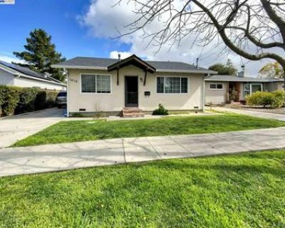 2442 ft Duplex For Sale in Redwood City, CA