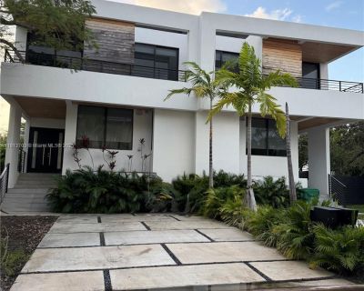 Fernwood Rd. Experience the best of island living om this stunning 3 bedrooms, 2 bathrooms townhome ideally located in the heart of Key Biscayne. Designed for comfort, style seamless indoor-outdoor living, this residence combines contemporaty architecture with timeless coastal sophistication. Upon entry, you're greeted by an abundance of natural light that highlights the home's beautiful marble...