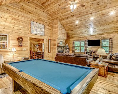 3 Bedroom 2BA Pet-Friendly Cabin Vacation Rental in Rusty's Retreat, Blue Ridge, GA