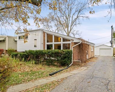 3 Bedroom 2BA 1688 ft Single Family House For Sale in Highland Park, IL